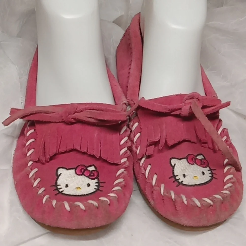Hello kitty girls pink Minnetonka mocassins size 4